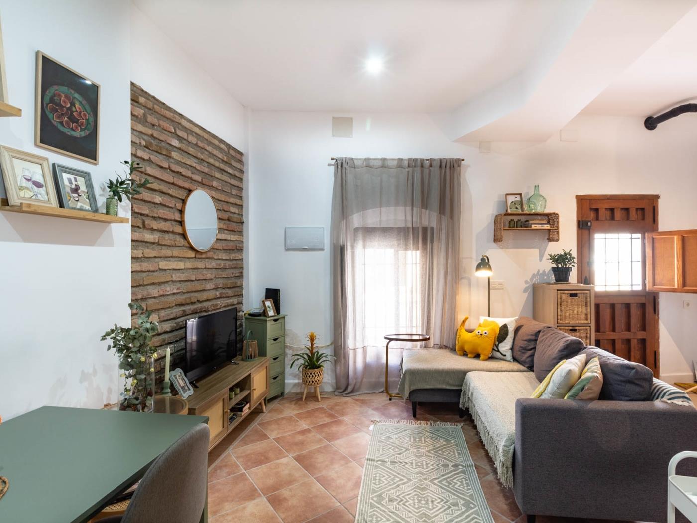 Village house with two bedrooms and a bathroom in Béznar