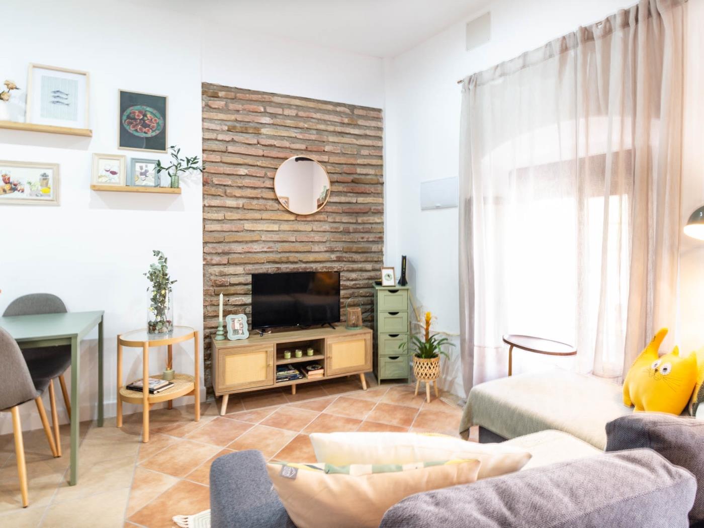Village house with two bedrooms and a bathroom in Béznar