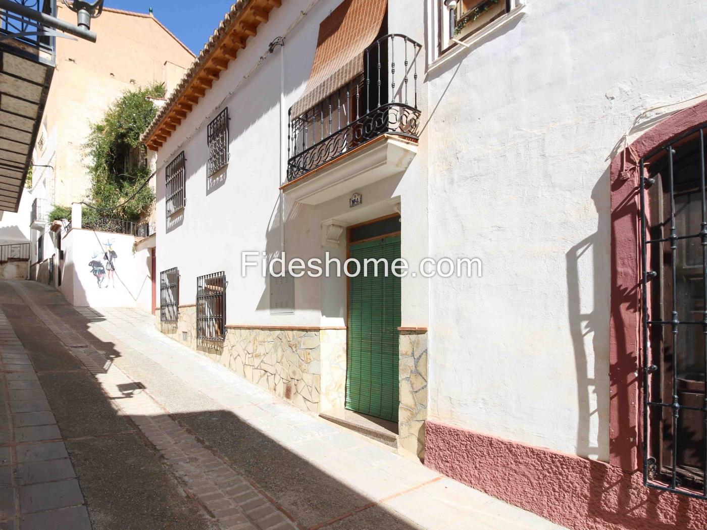 Casa de pueblo con 4 dormitorios, chimenea y trastero en Saleres