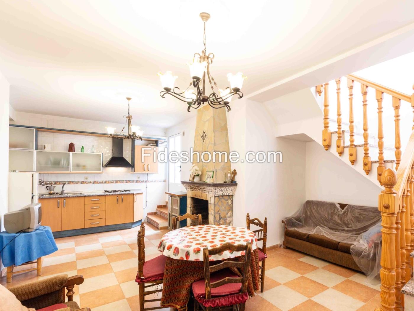 Casa de pueblo con 4 dormitorios, chimenea y trastero en Saleres