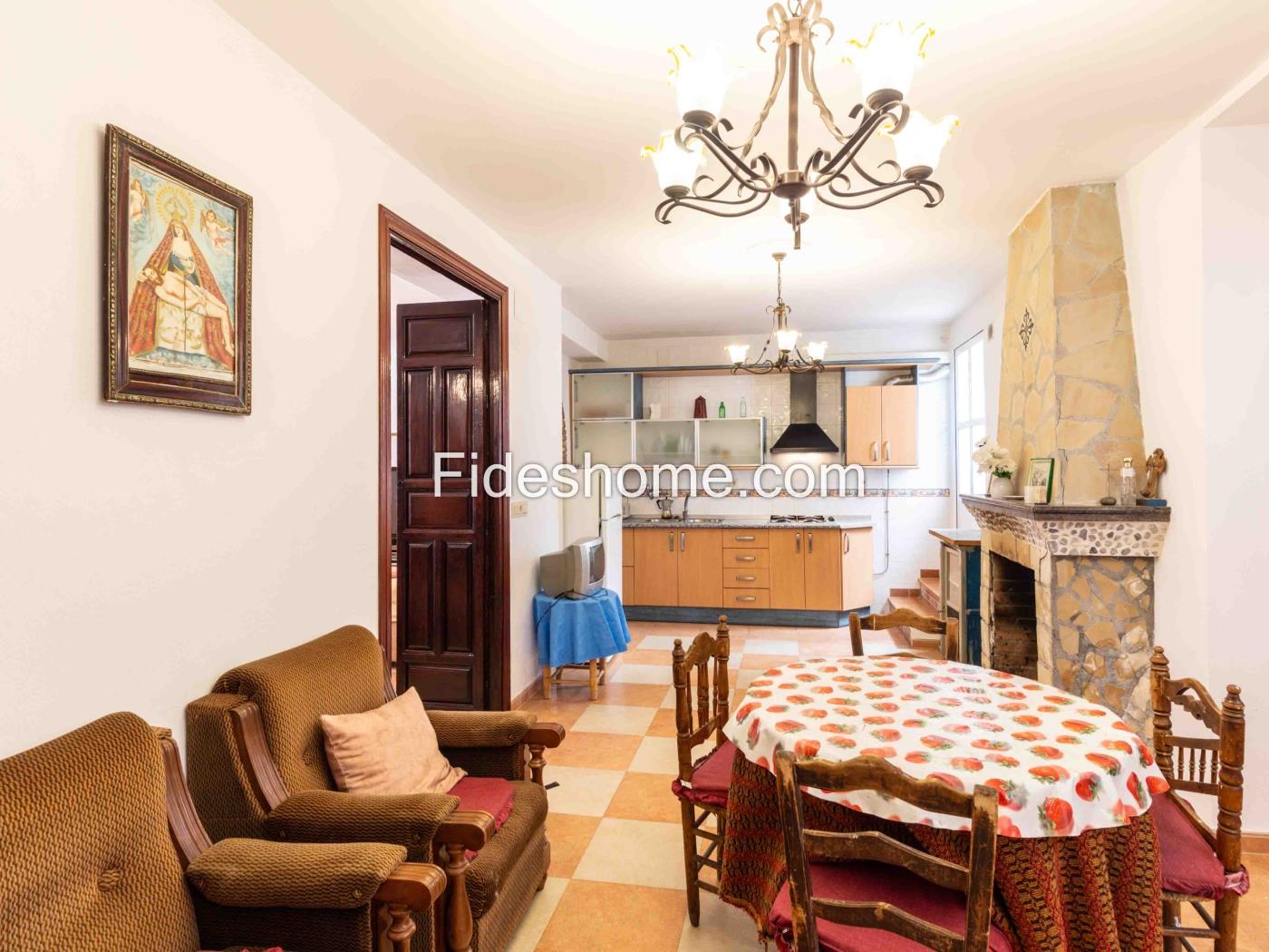 Casa de pueblo con 4 dormitorios, chimenea y trastero en Saleres