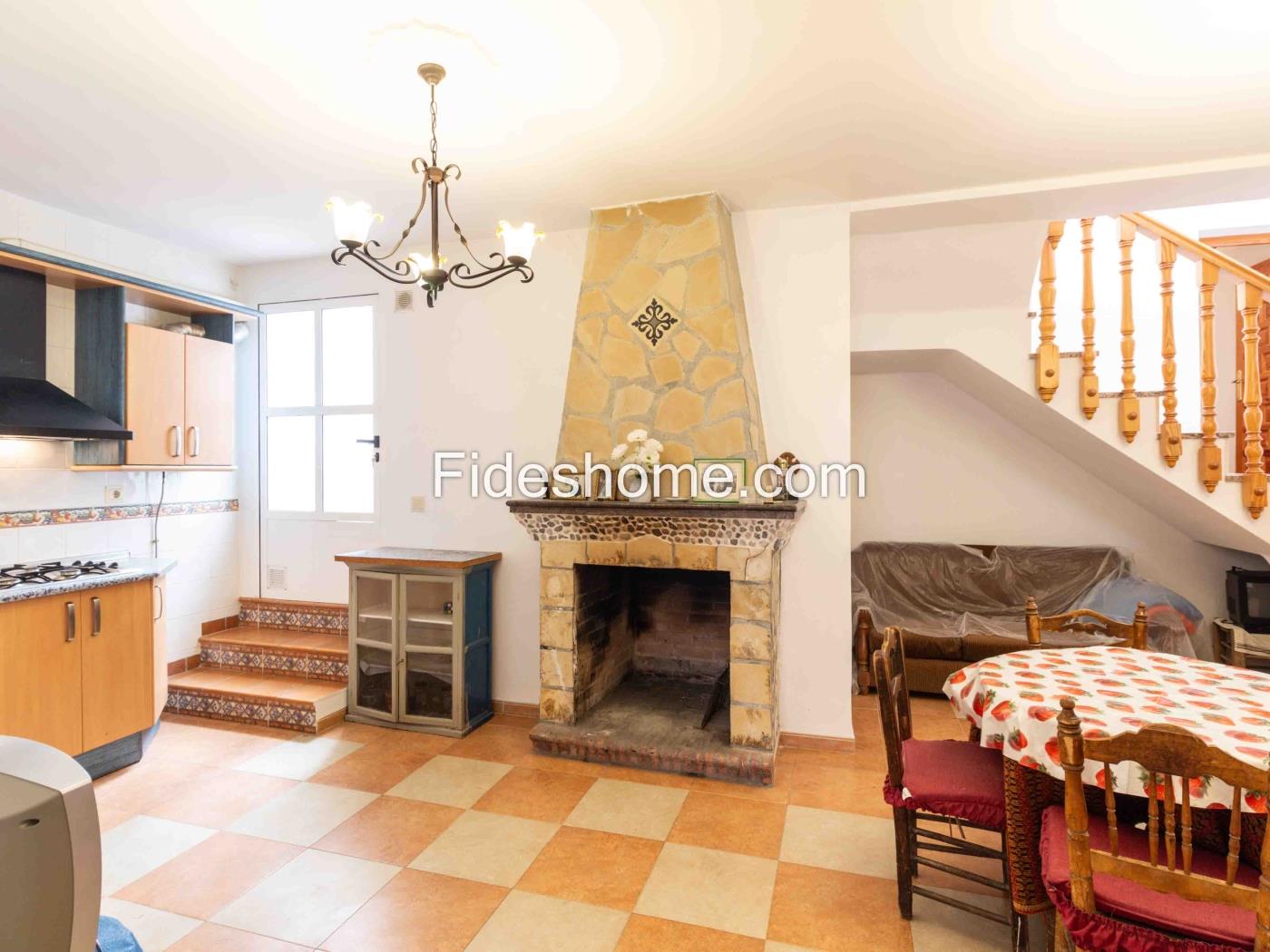 Casa de pueblo con 4 dormitorios, chimenea y trastero en Saleres