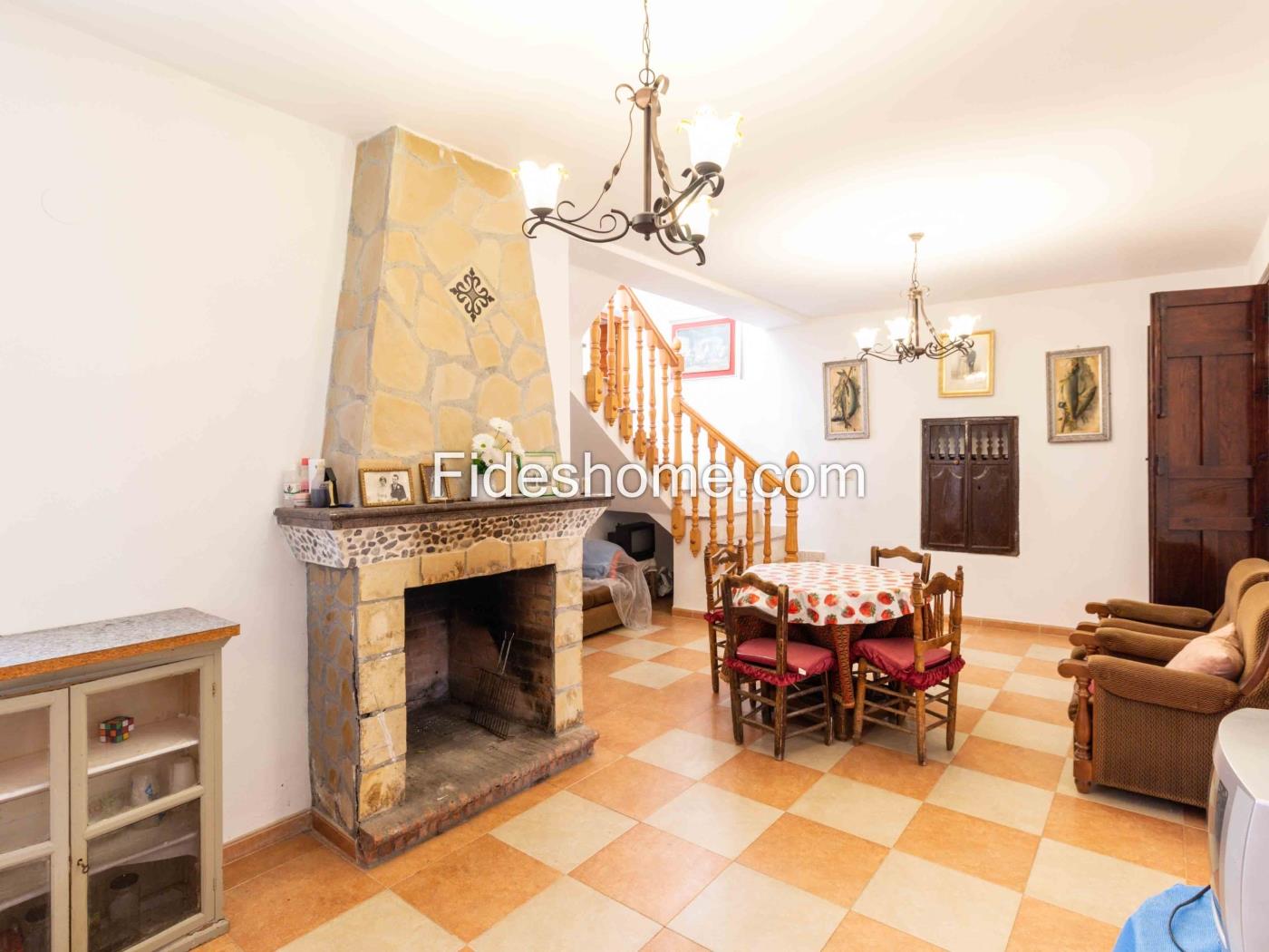 Casa de pueblo con 4 dormitorios, chimenea y trastero en Saleres
