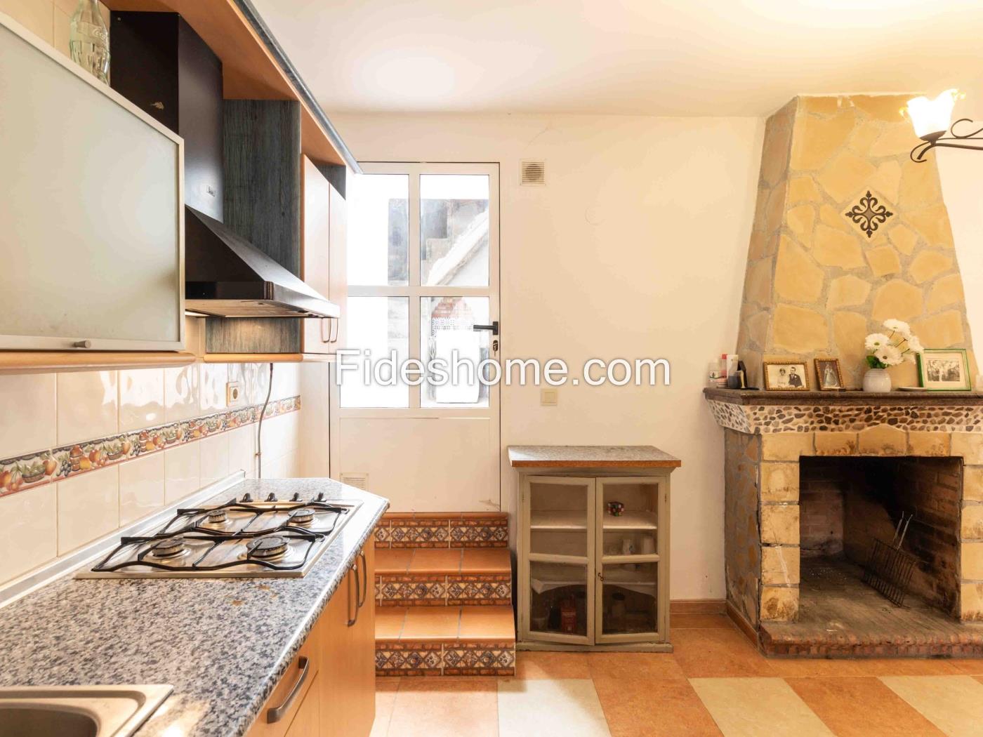 Casa de pueblo con 4 dormitorios, chimenea y trastero en Saleres
