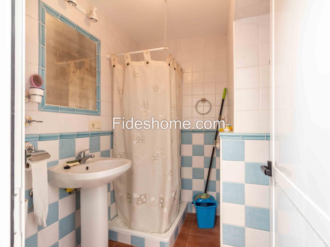 Casa de pueblo con 4 dormitorios, chimenea y trastero en Saleres