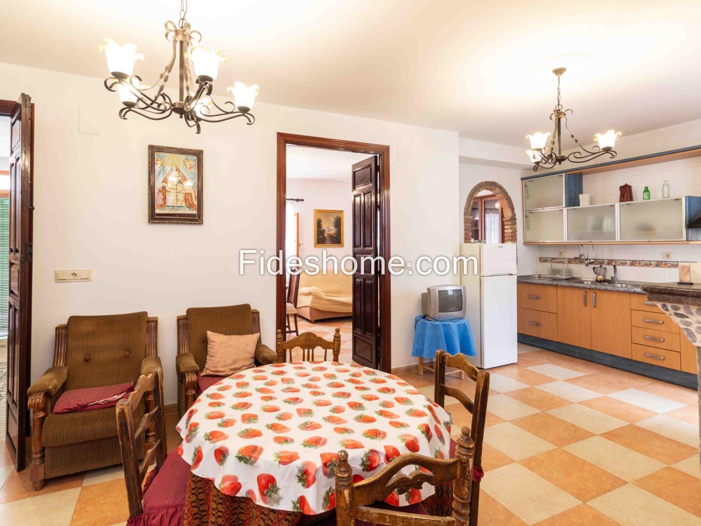 Casa de pueblo con 4 dormitorios, chimenea y trastero en Saleres
