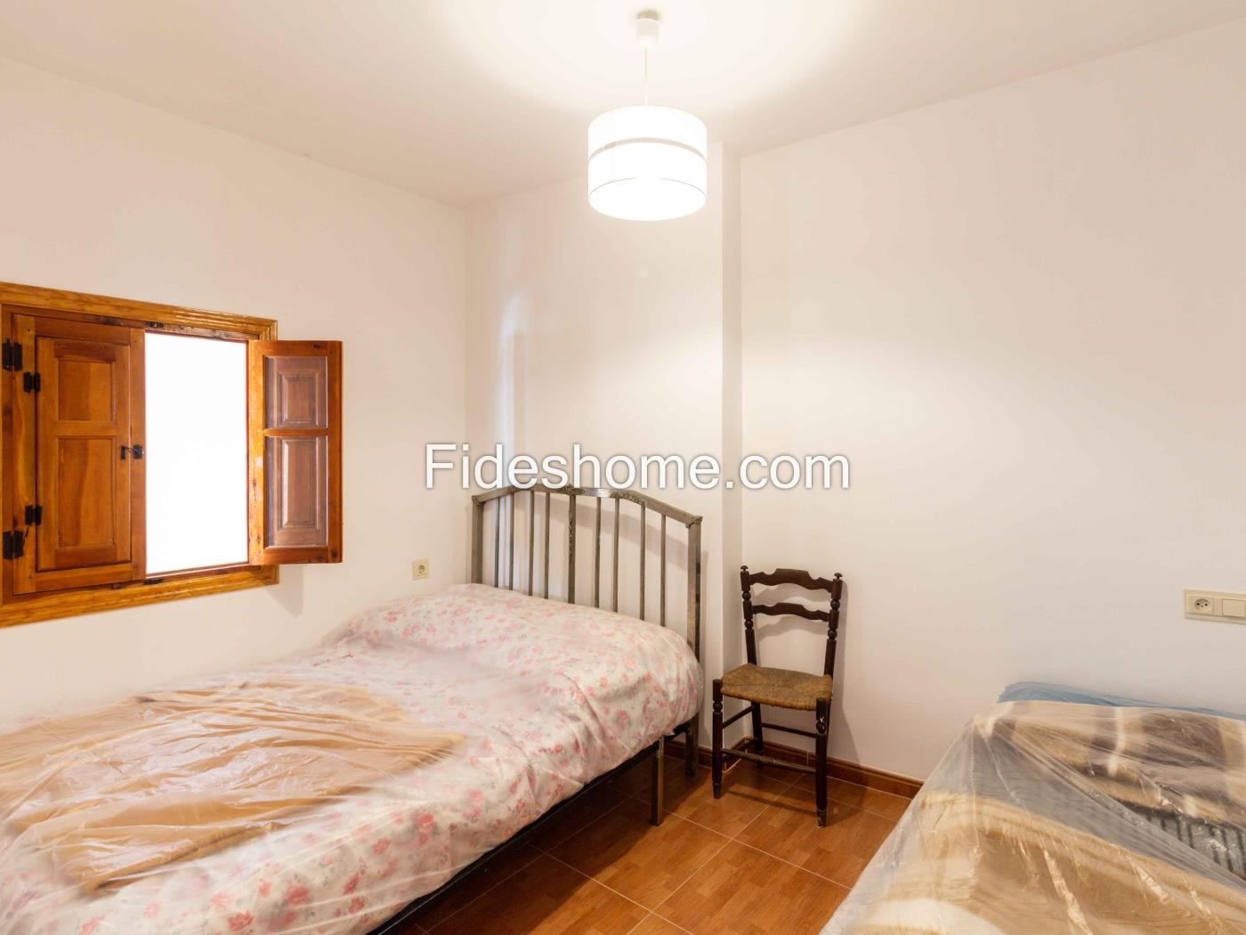 Casa de pueblo con 4 dormitorios, chimenea y trastero en Saleres