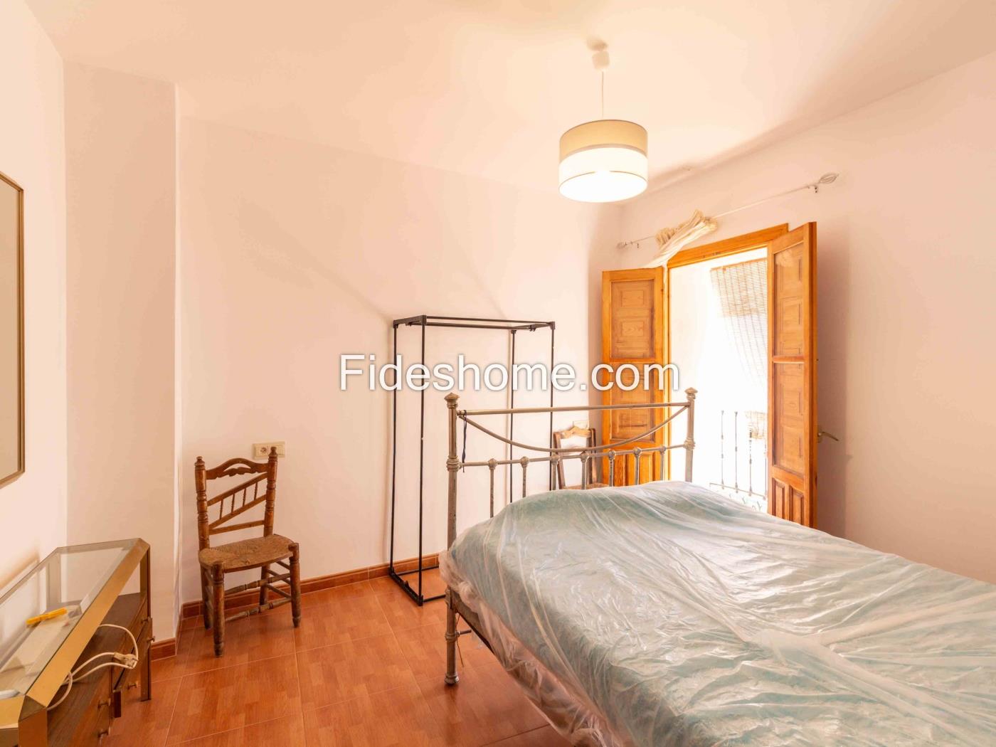 Casa de pueblo con 4 dormitorios, chimenea y trastero en Saleres