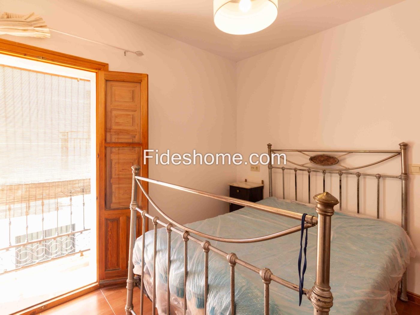Casa de pueblo con 4 dormitorios, chimenea y trastero en Saleres