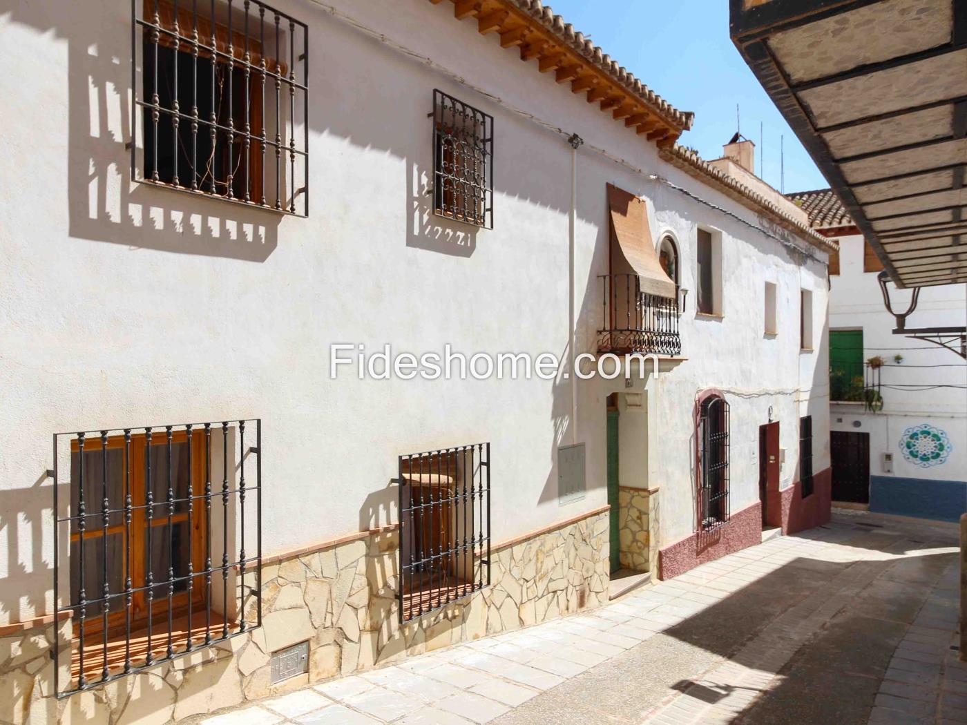Casa de pueblo con 4 dormitorios, chimenea y trastero en Saleres