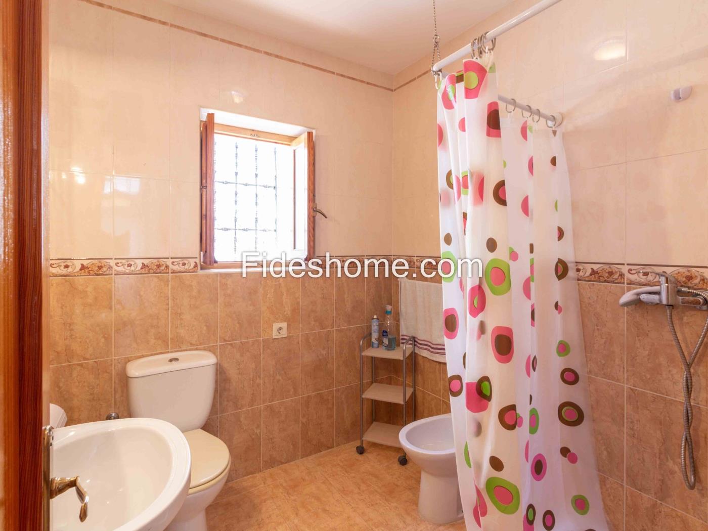 Casa de pueblo con 4 dormitorios, chimenea y trastero en Saleres