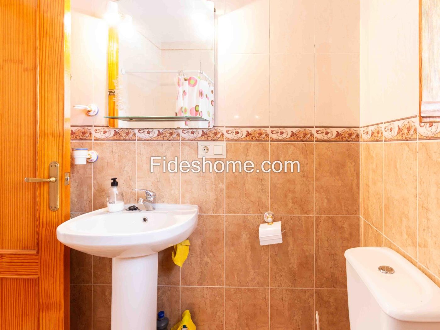 Casa de pueblo con 4 dormitorios, chimenea y trastero en Saleres