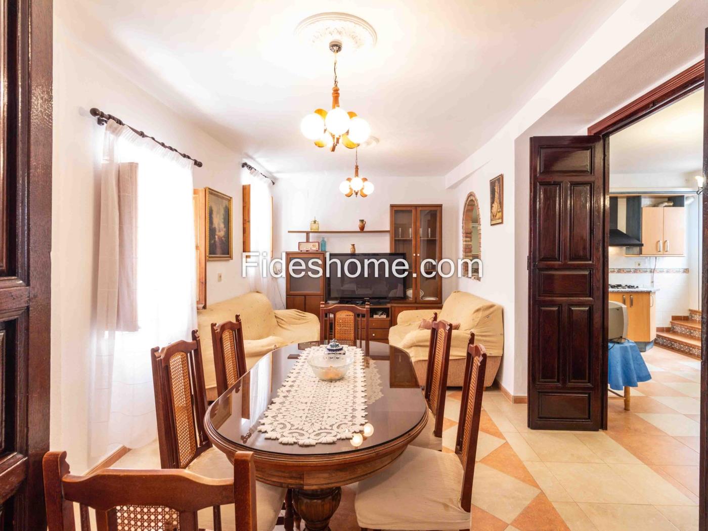 Casa de pueblo con 4 dormitorios, chimenea y trastero en Saleres