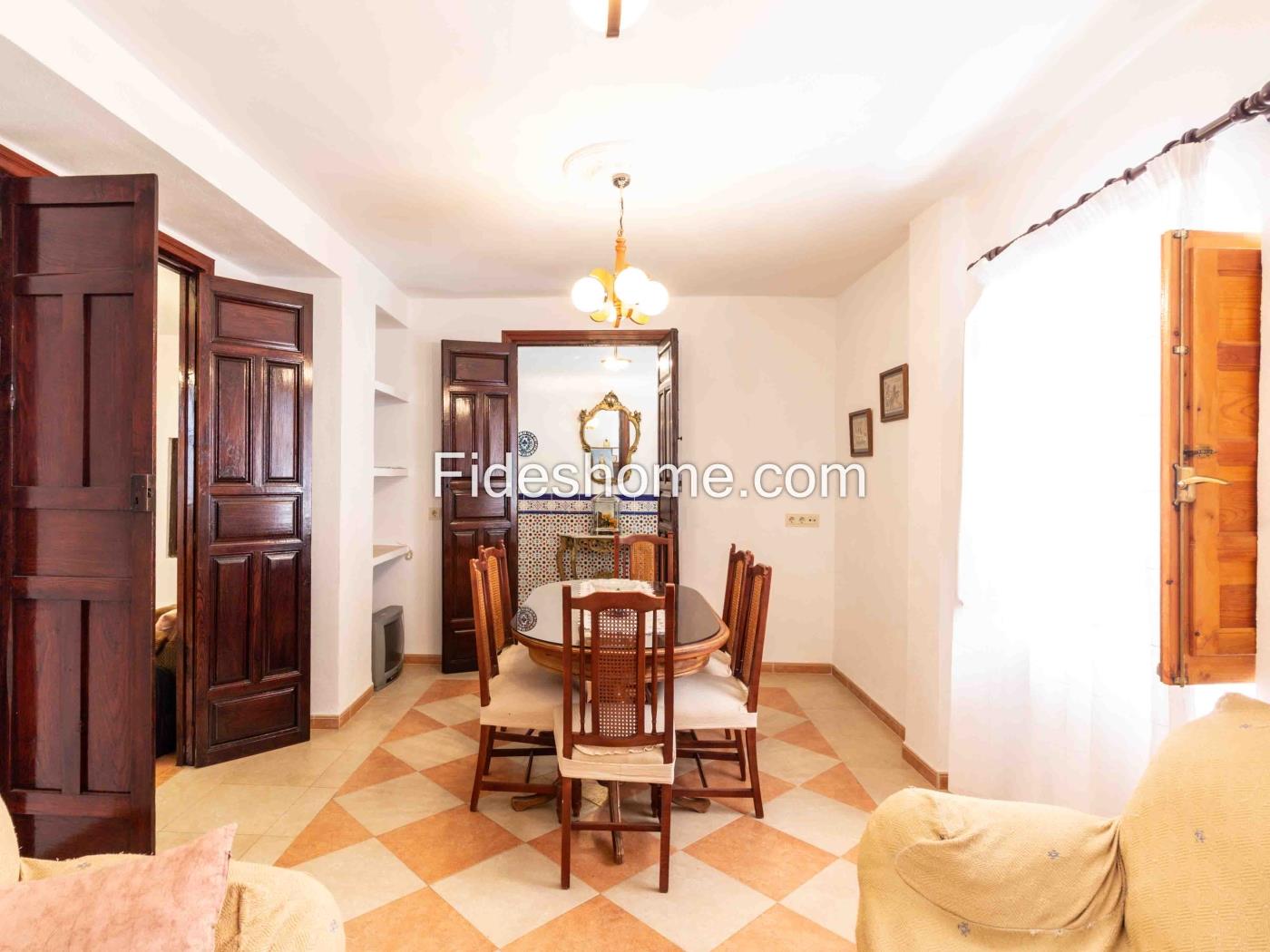 Casa de pueblo con 4 dormitorios, chimenea y trastero en Saleres
