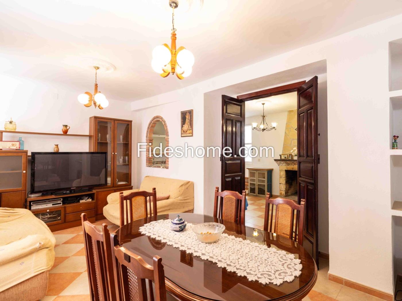 Casa de pueblo con 4 dormitorios, chimenea y trastero en Saleres
