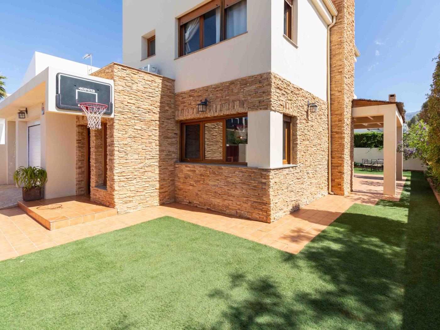 House with pool, garden, AC and BBQ in Dúrcal