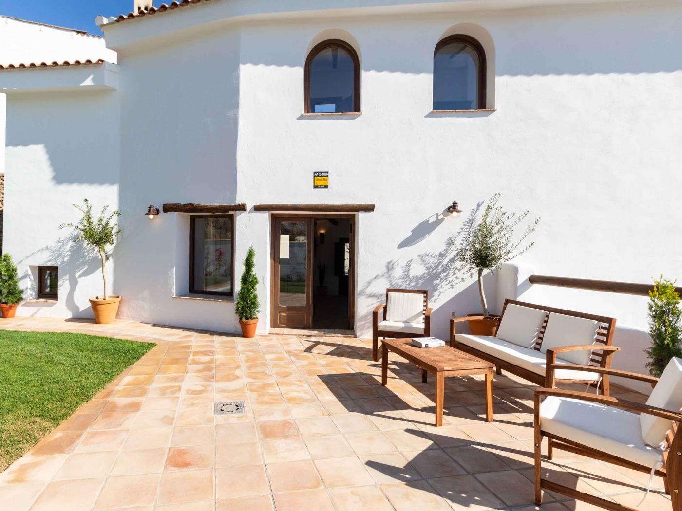 Magnificent rustic house with pool, garden, and views in Acequias