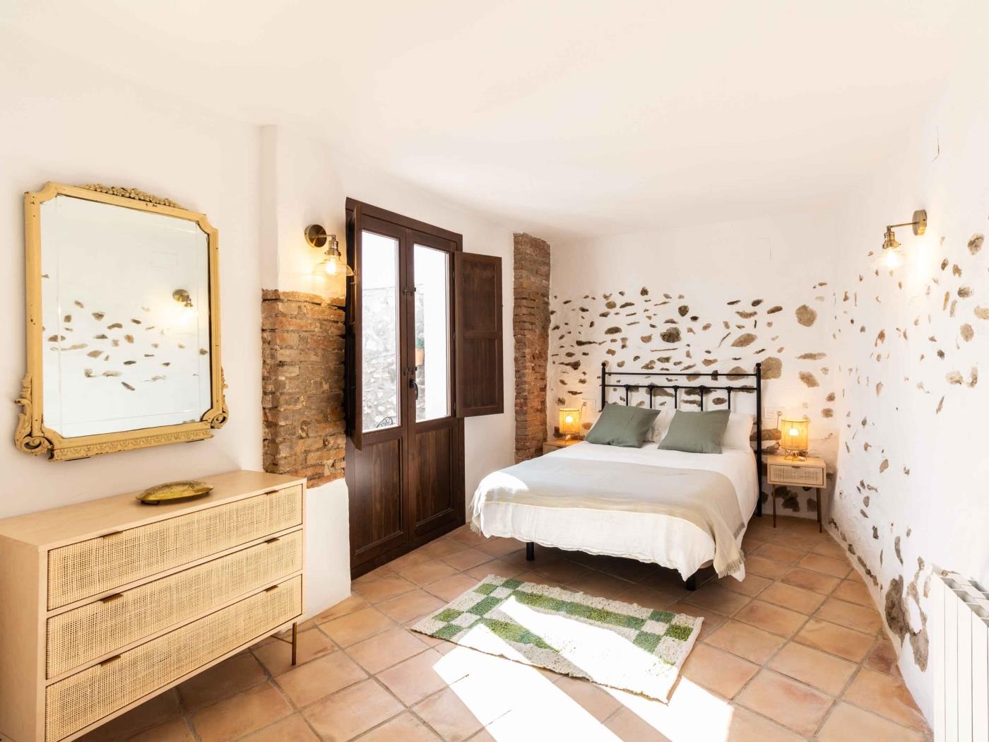Magnificent rustic house with pool, garden, and views in Acequias