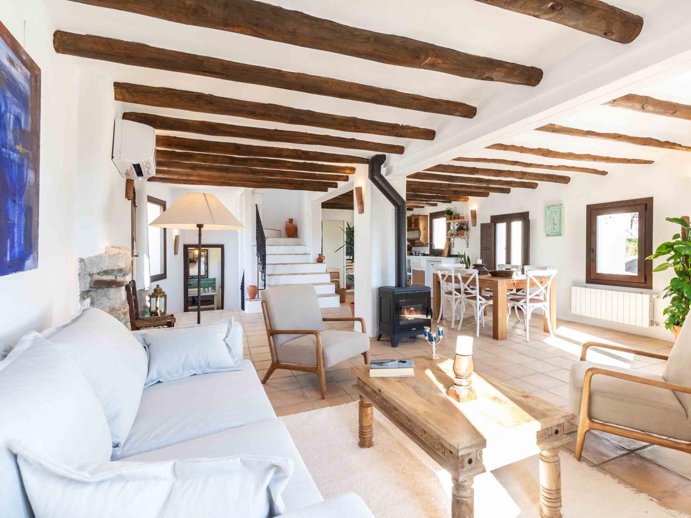 Magnificent rustic house with pool, garden, and views in Acequias