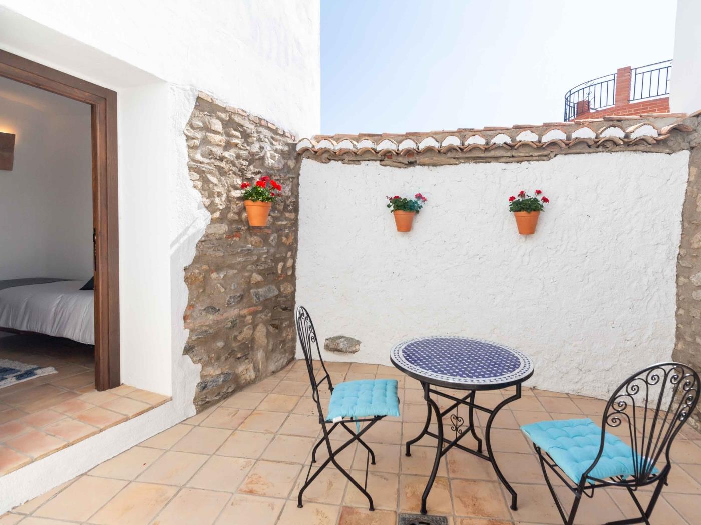 Magnificent rustic house with pool, garden, and views in Acequias