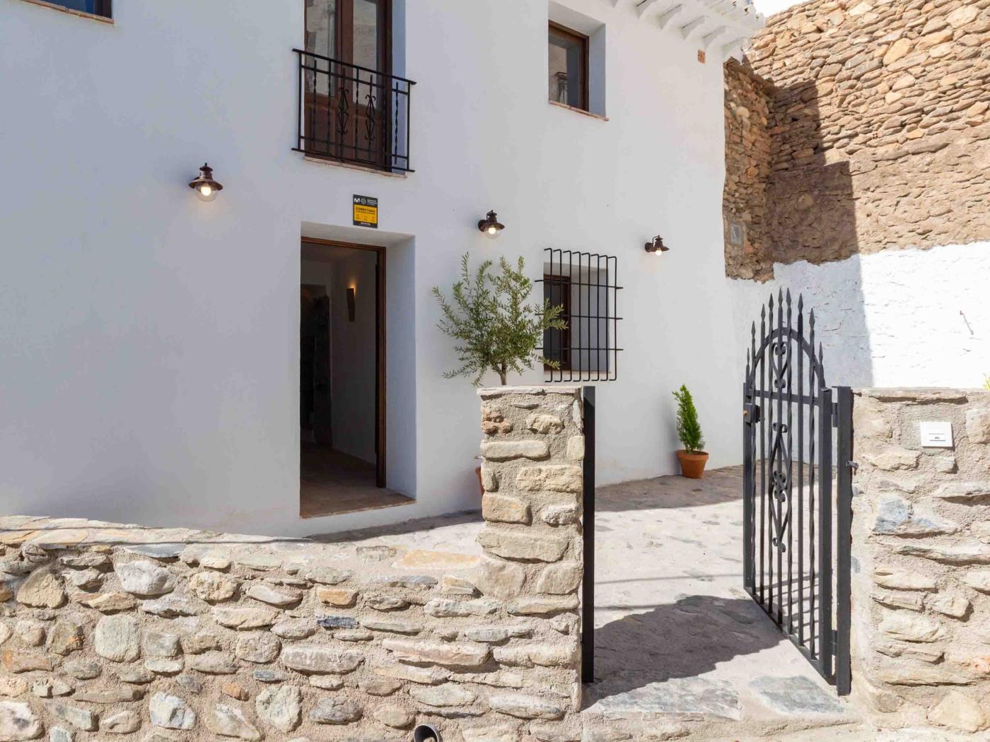 Magnificent rustic house with pool, garden, and views in Acequias