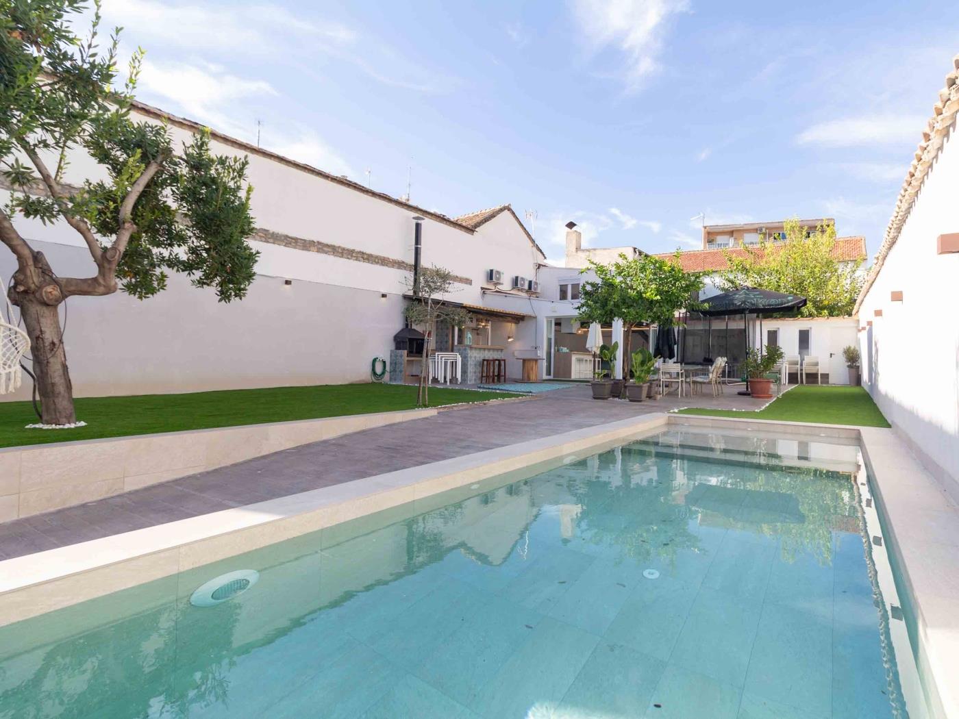 Small house with garden and pool in Atarfe