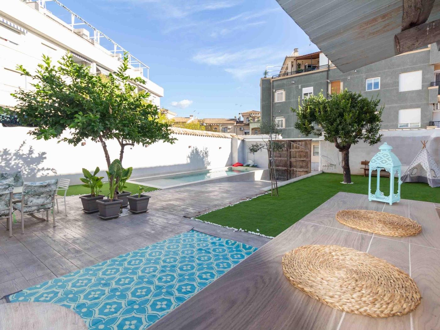 Small house with garden and pool in Atarfe