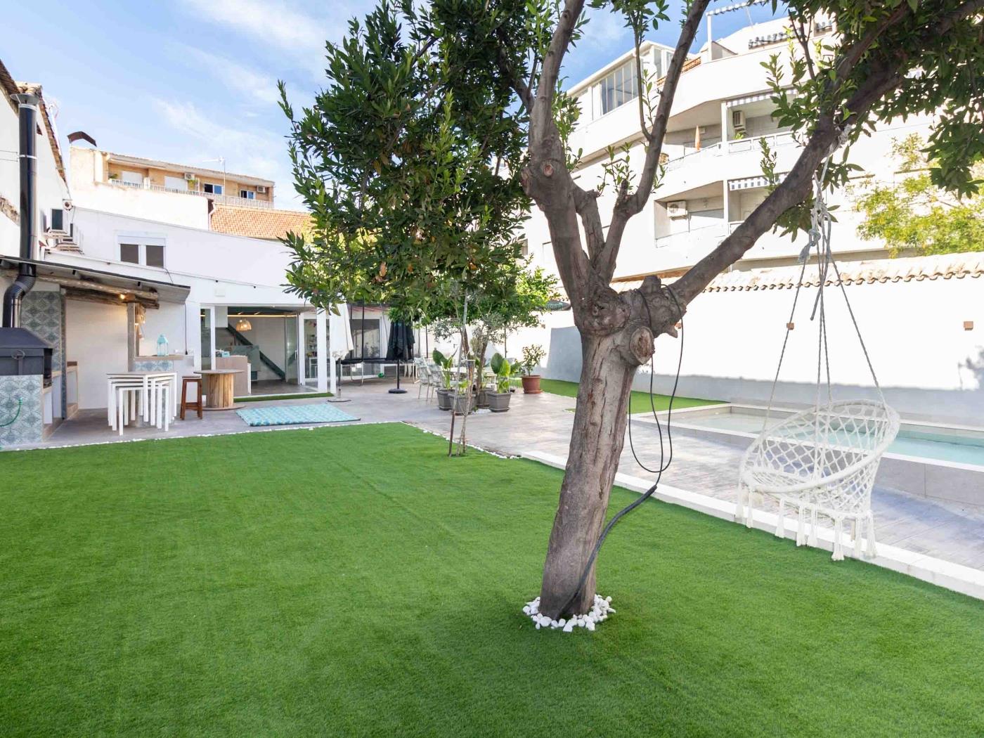 Small house with garden and pool in Atarfe
