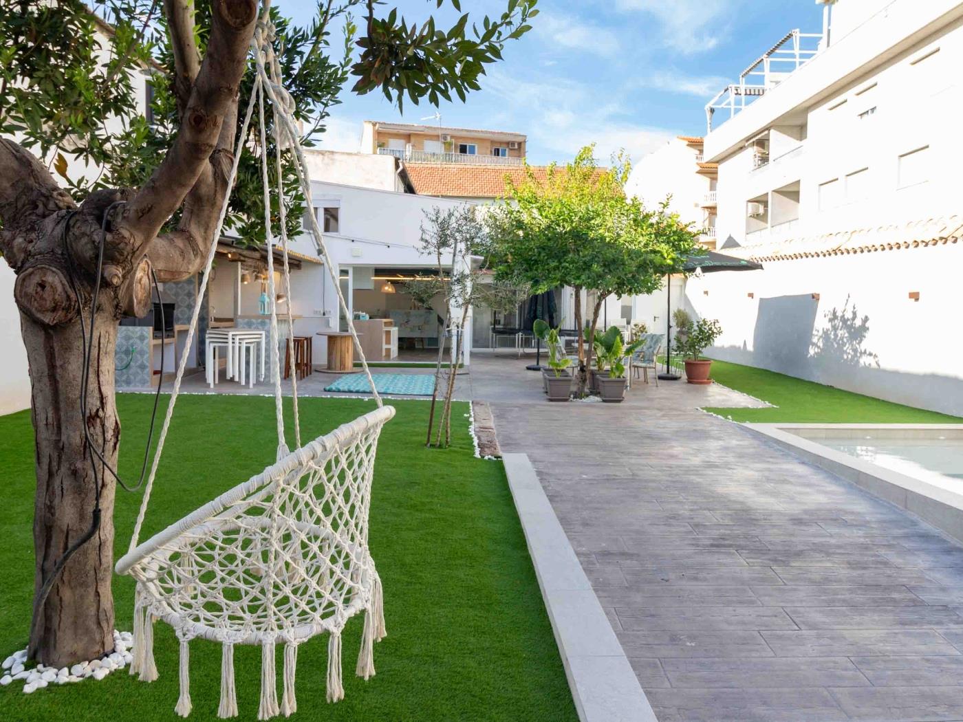 Small house with garden and pool in Atarfe