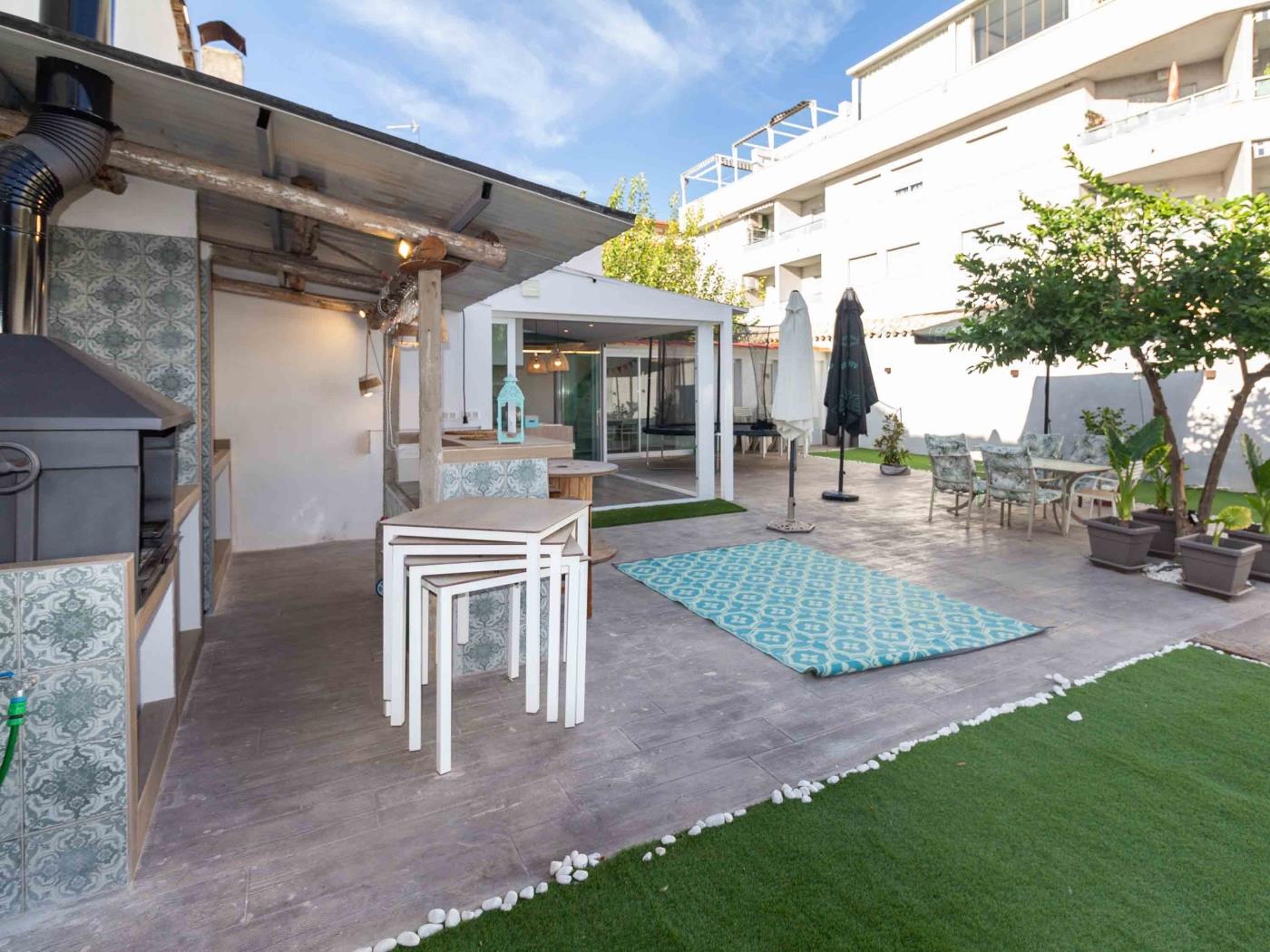 Small house with garden and pool in Atarfe