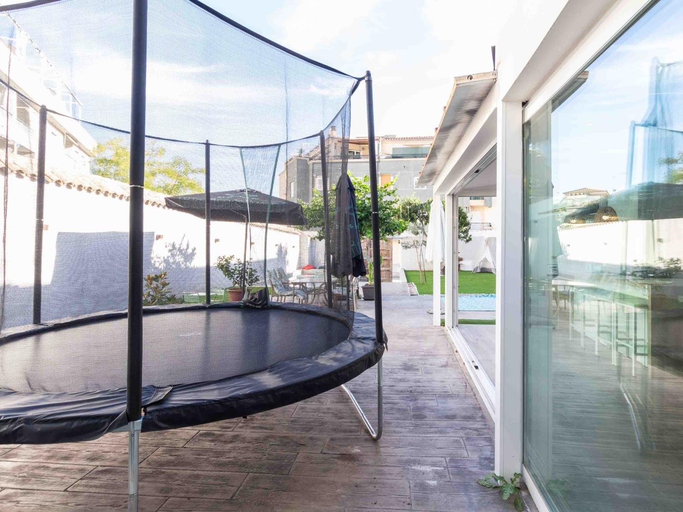 Small house with garden and pool in Atarfe