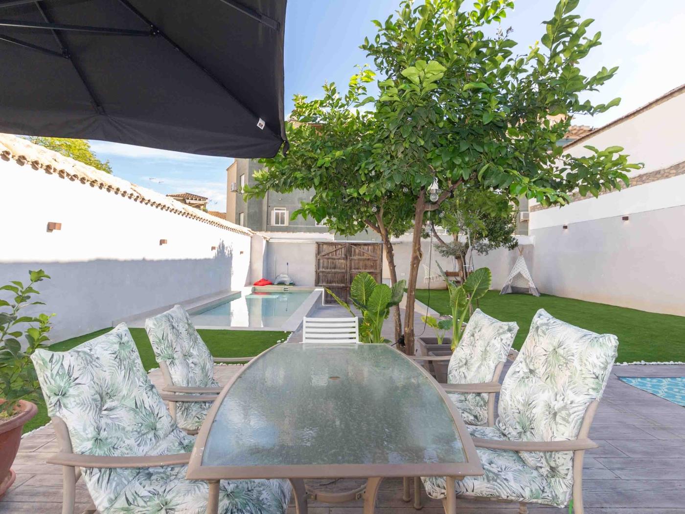 Small house with garden and pool in Atarfe