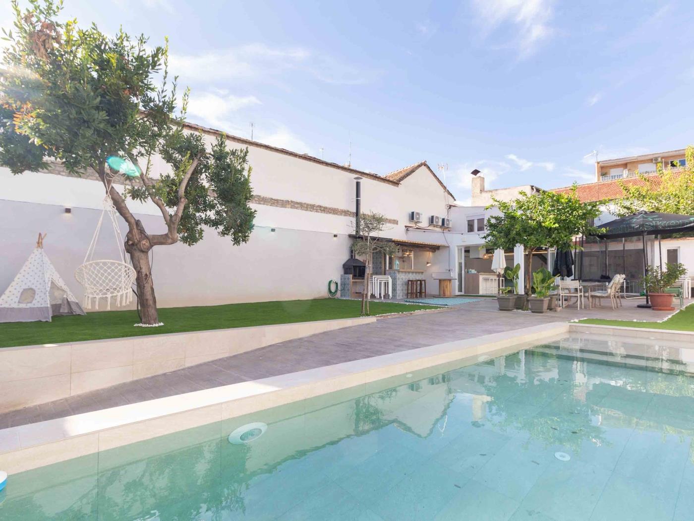 Small house with garden and pool in Atarfe