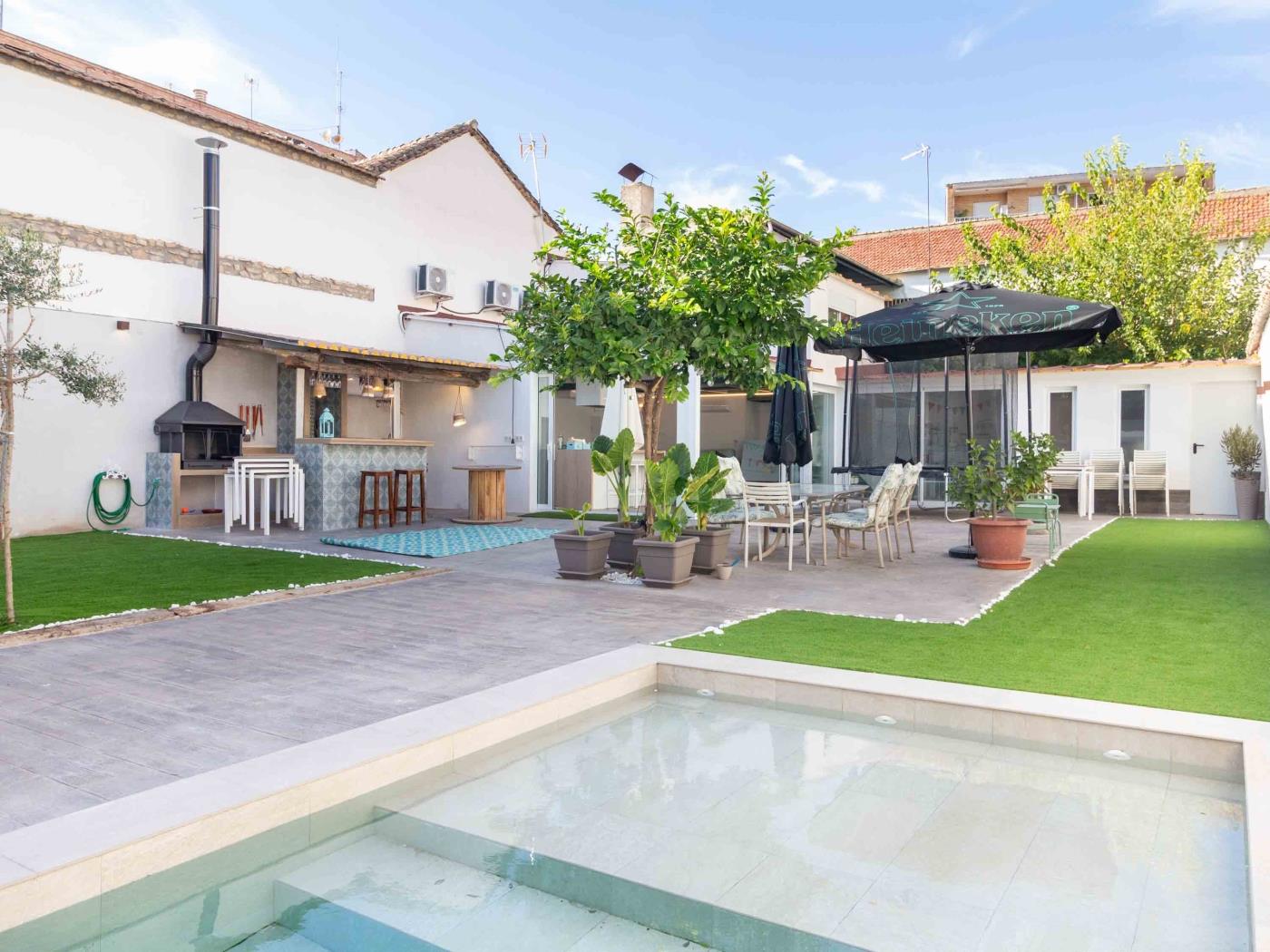 Small house with garden and pool in Atarfe