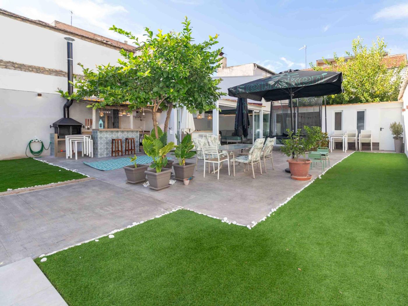 Small house with garden and pool in Atarfe
