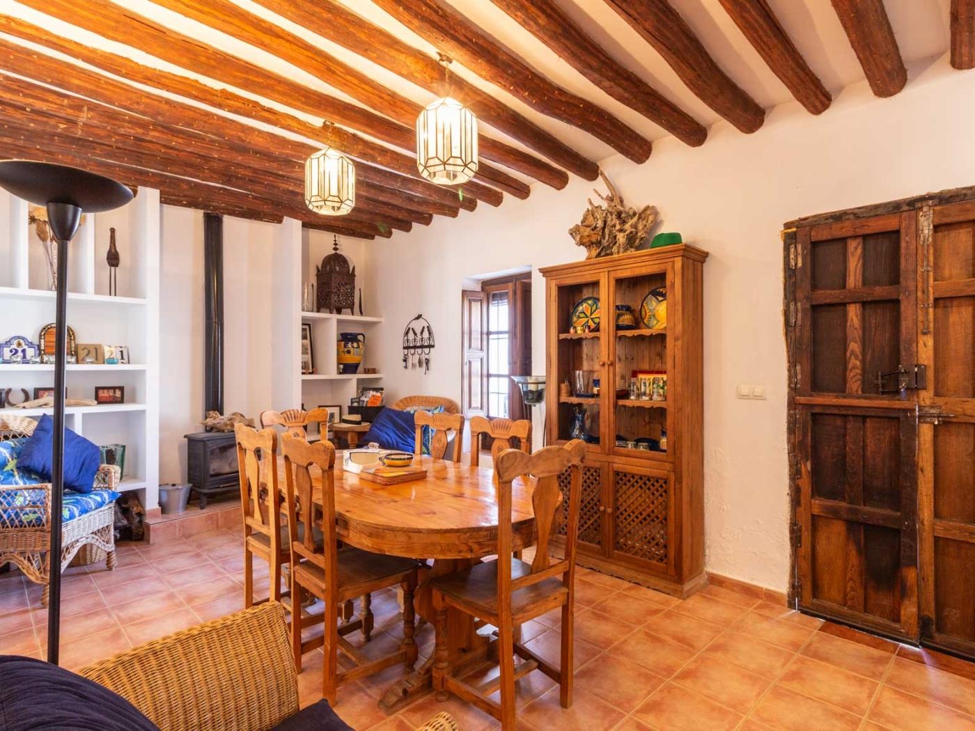 Schönes Landhaus mit Schwimmbad und Grill in Cozvíjar