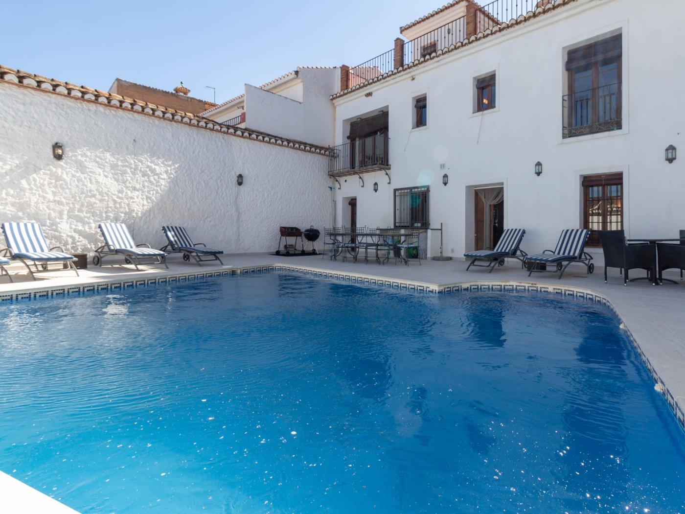 Schönes Landhaus mit Schwimmbad und Grill in Cozvíjar