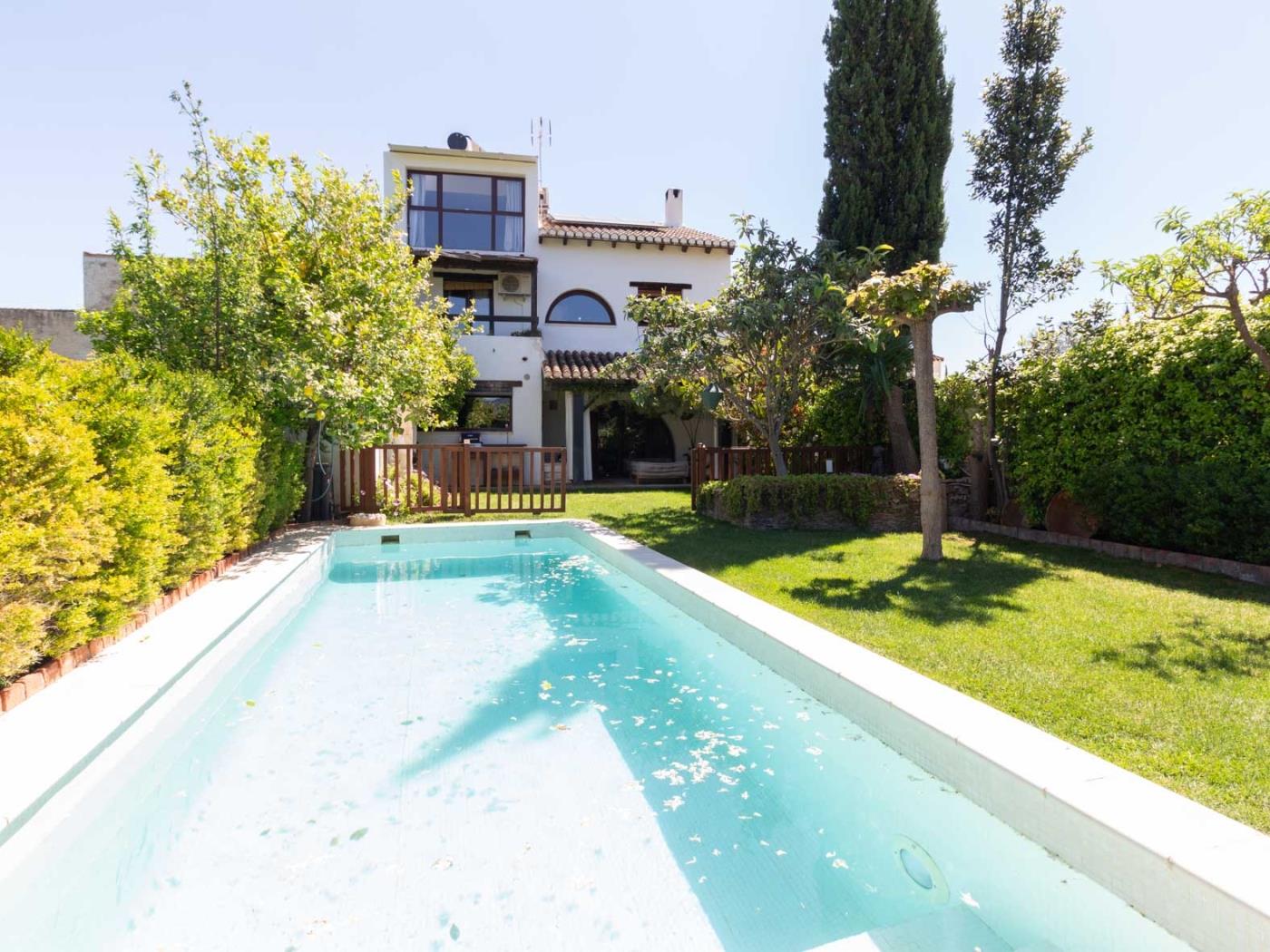 Preciosa casa con piscina en pleno corazón del Valle de Lecrín en Restábal