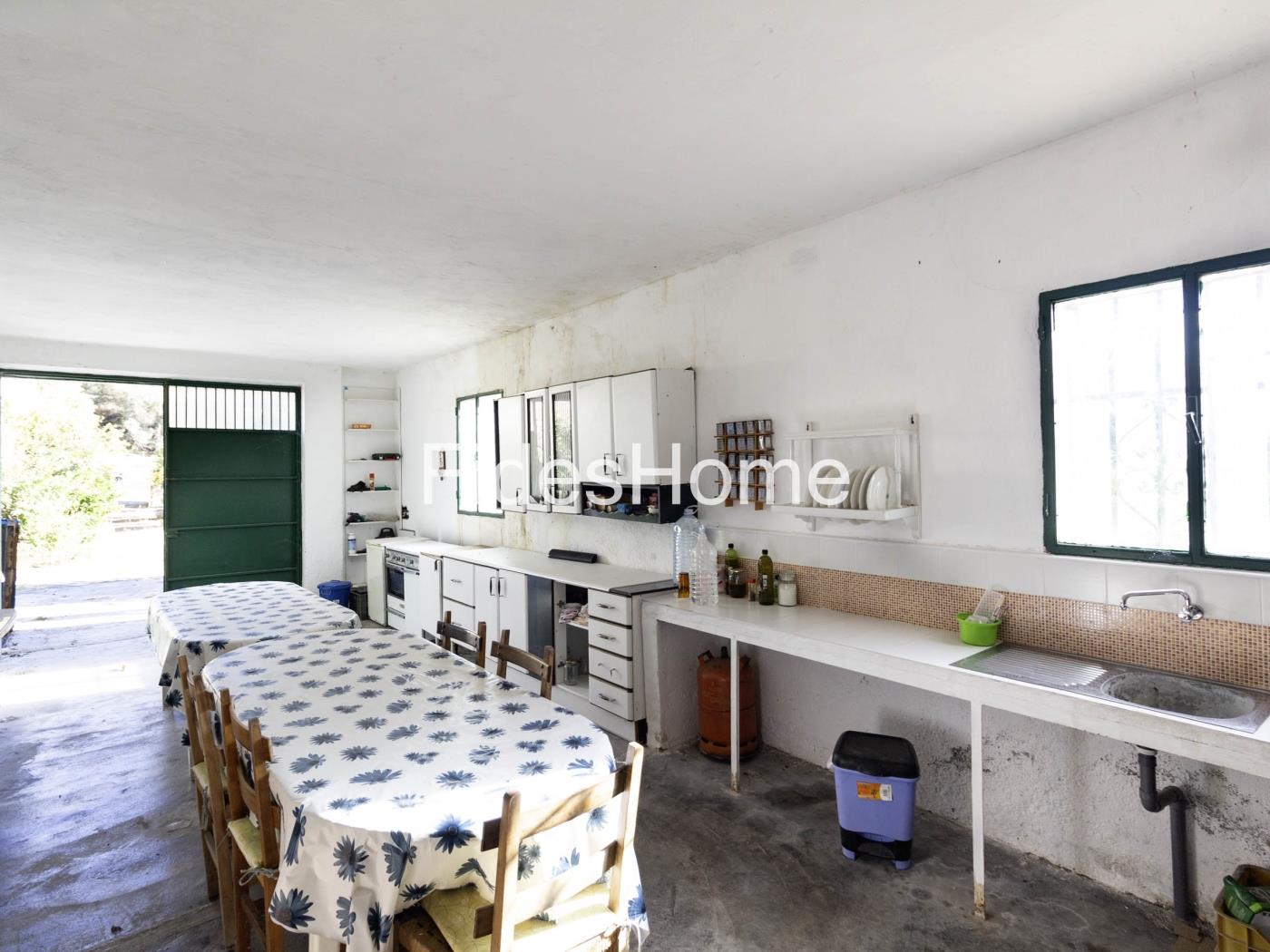Rustic property with large pond and tool shed in Murchas