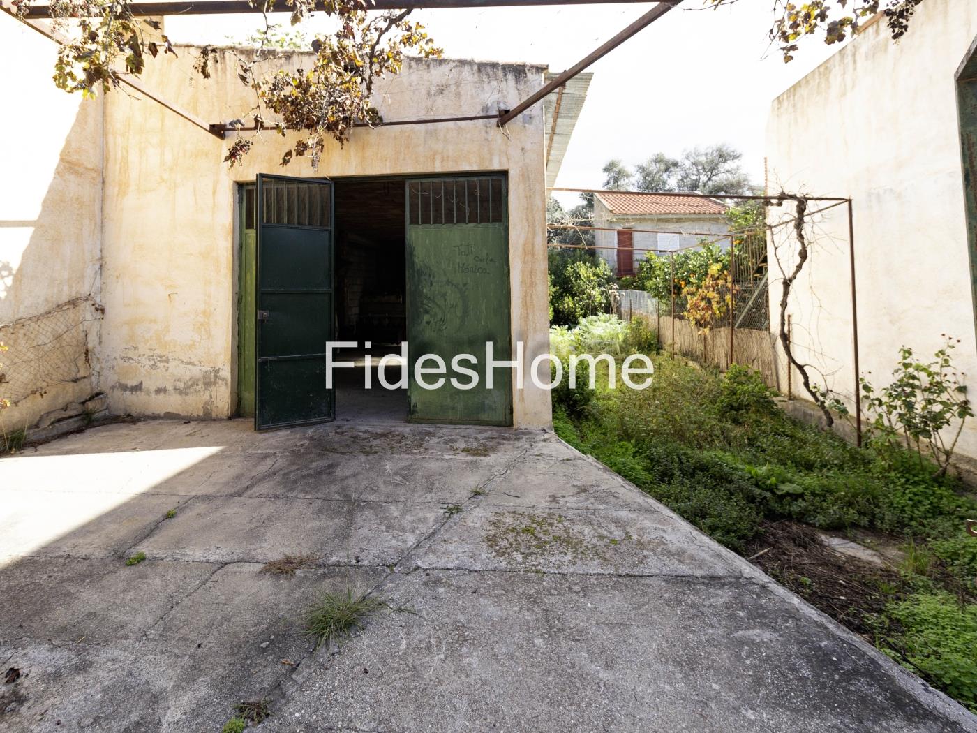 Agricultural building with land and drinking water in a rural setting in Béznar