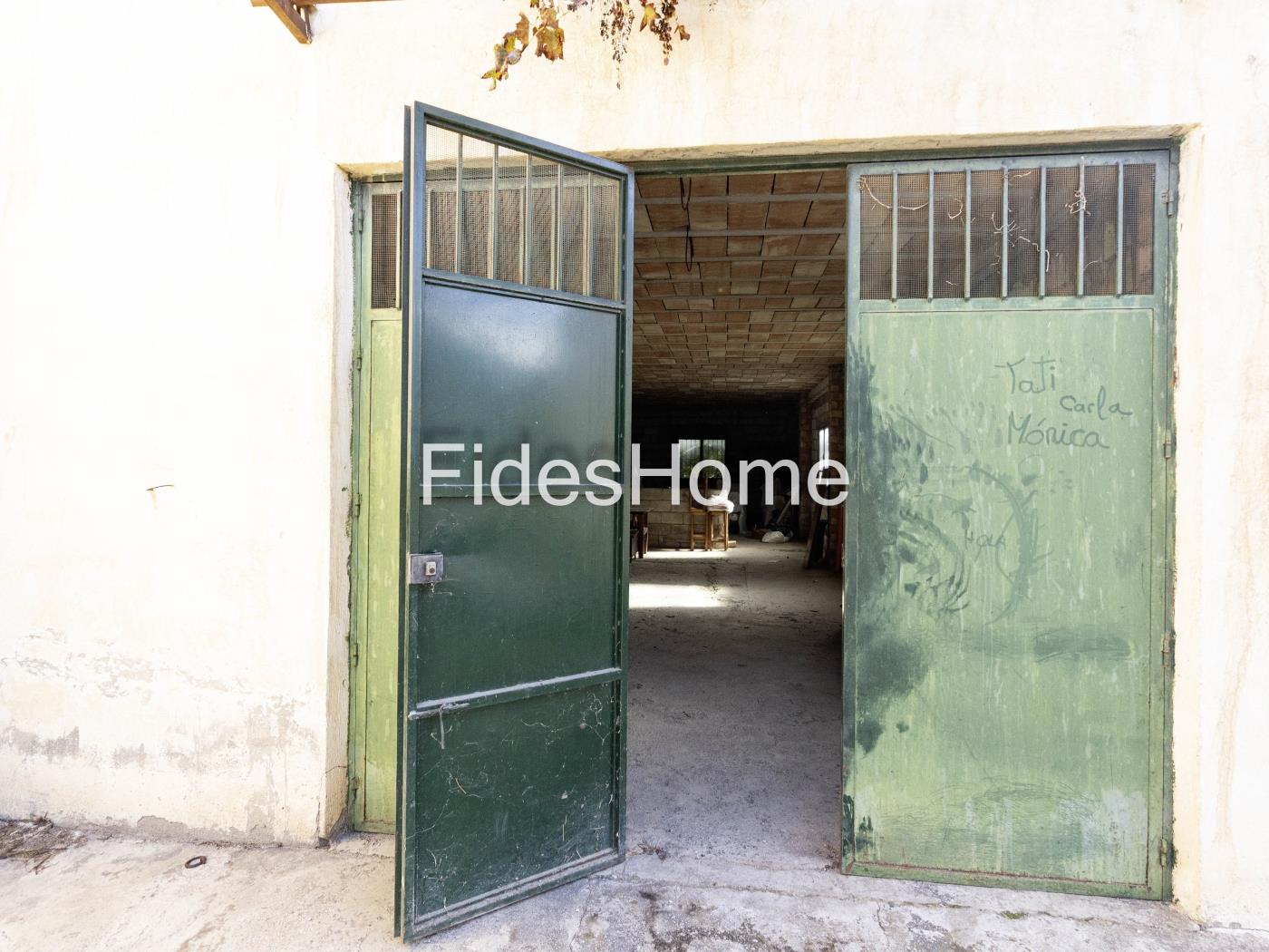 Agricultural building with land and drinking water in a rural setting in Béznar