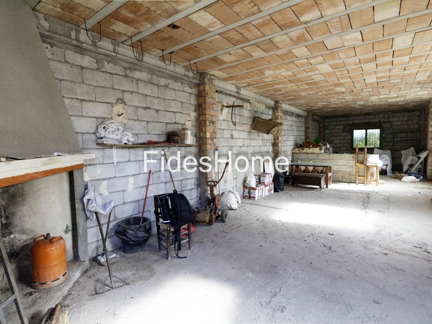 Agricultural building with land and drinking water in a rural setting in Béznar