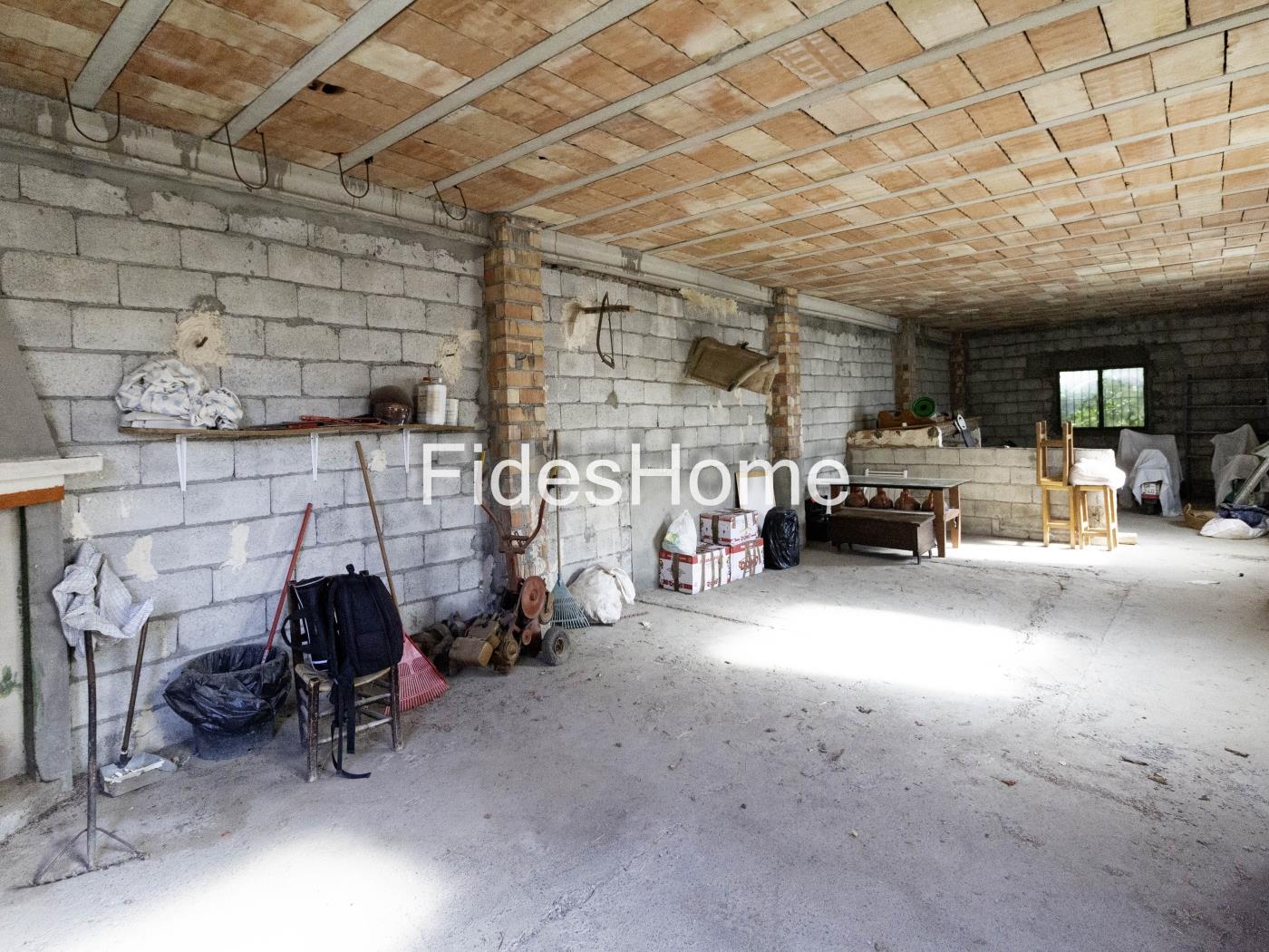 Agricultural building with land and drinking water in a rural setting in Béznar