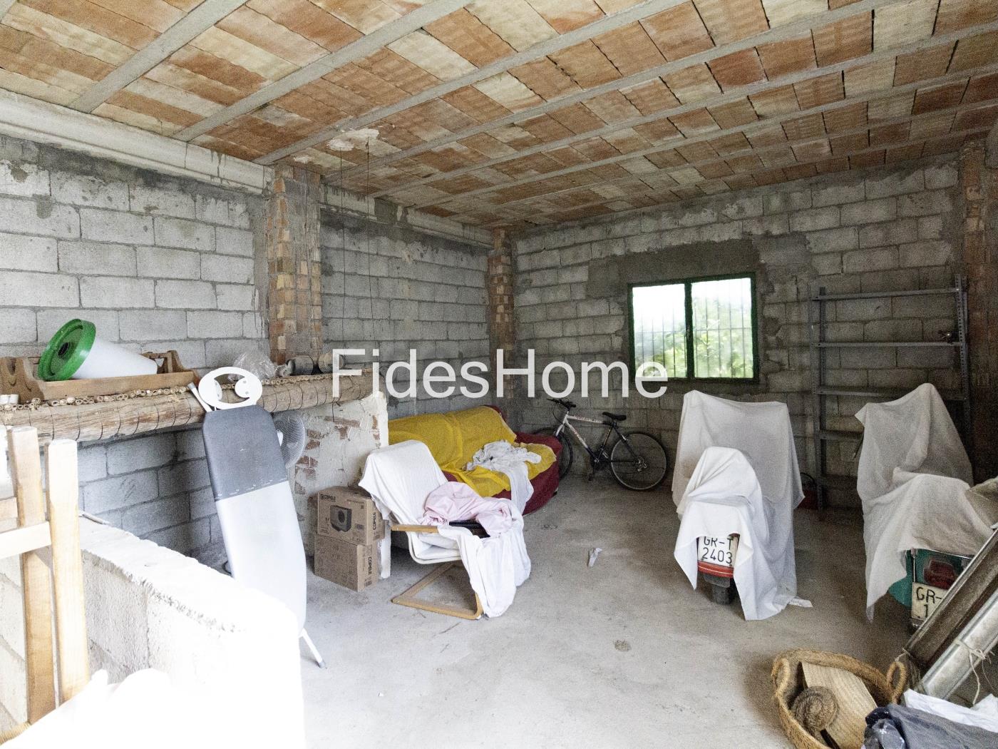 Agricultural building with land and drinking water in a rural setting in Béznar