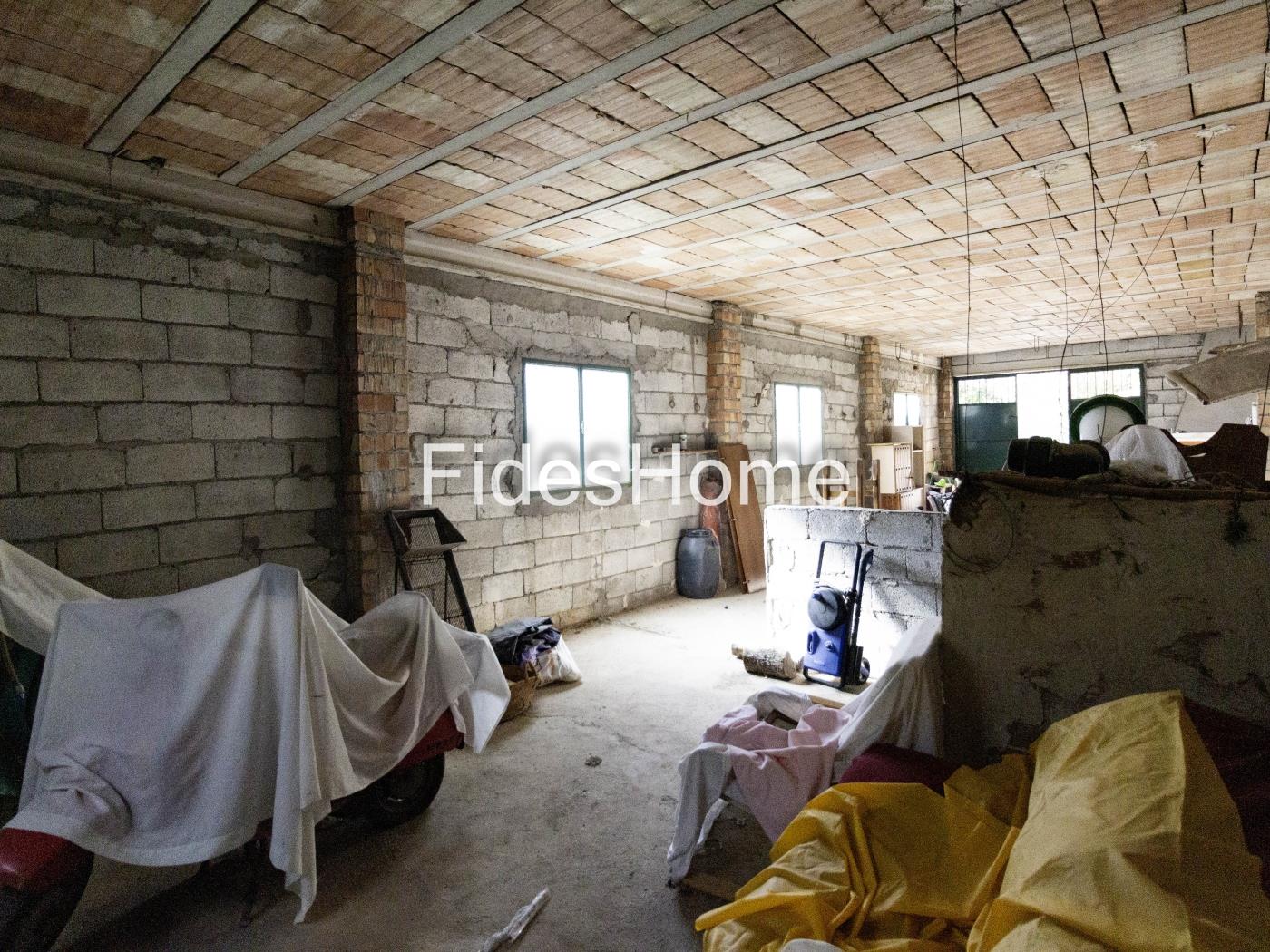 Agricultural building with land and drinking water in a rural setting in Béznar