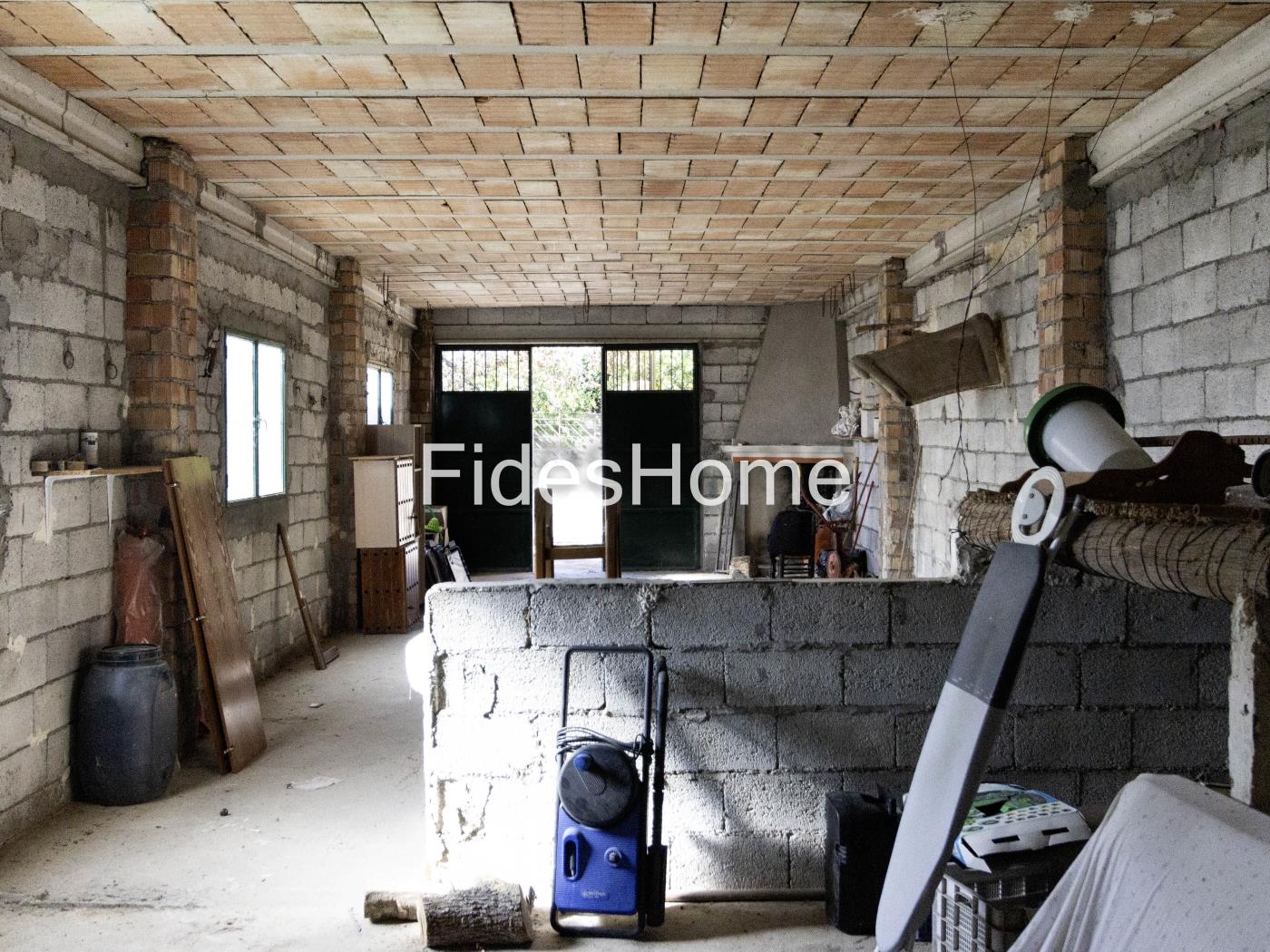 Agricultural building with land and drinking water in a rural setting in Béznar