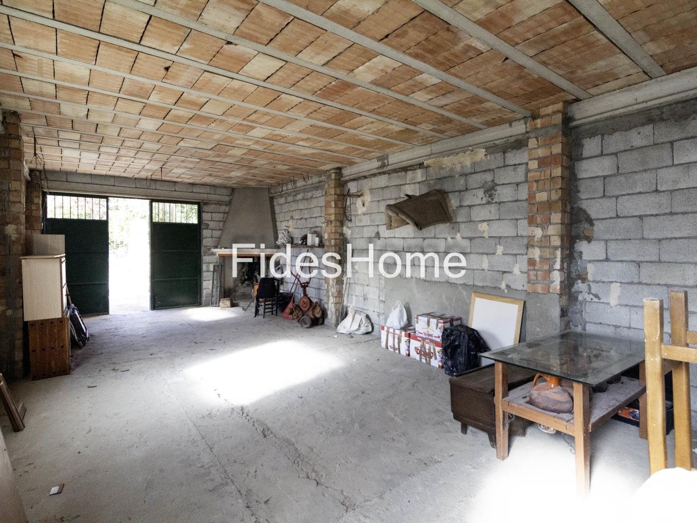 Agricultural building with land and drinking water in a rural setting in Béznar