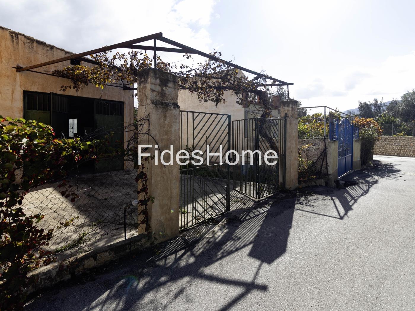 Agricultural building with land and drinking water in a rural setting in Béznar