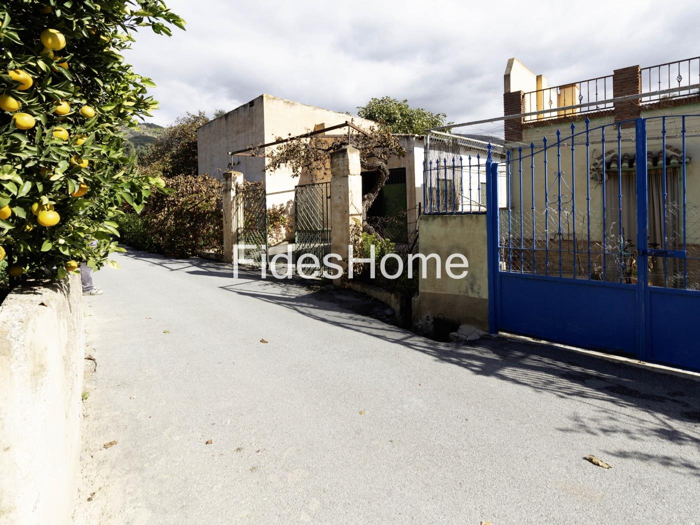 Agricultural building with land and drinking water in a rural setting in Béznar