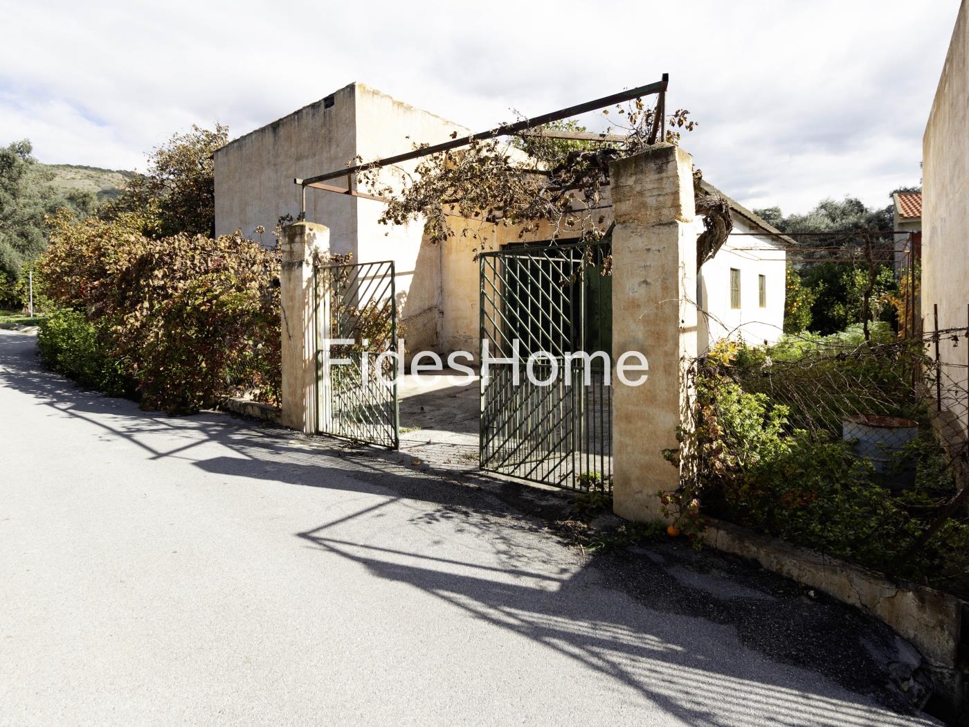 Agricultural building with land and drinking water in a rural setting in Béznar